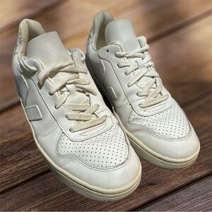 Veja Women’s US 10 perforated Sneakers